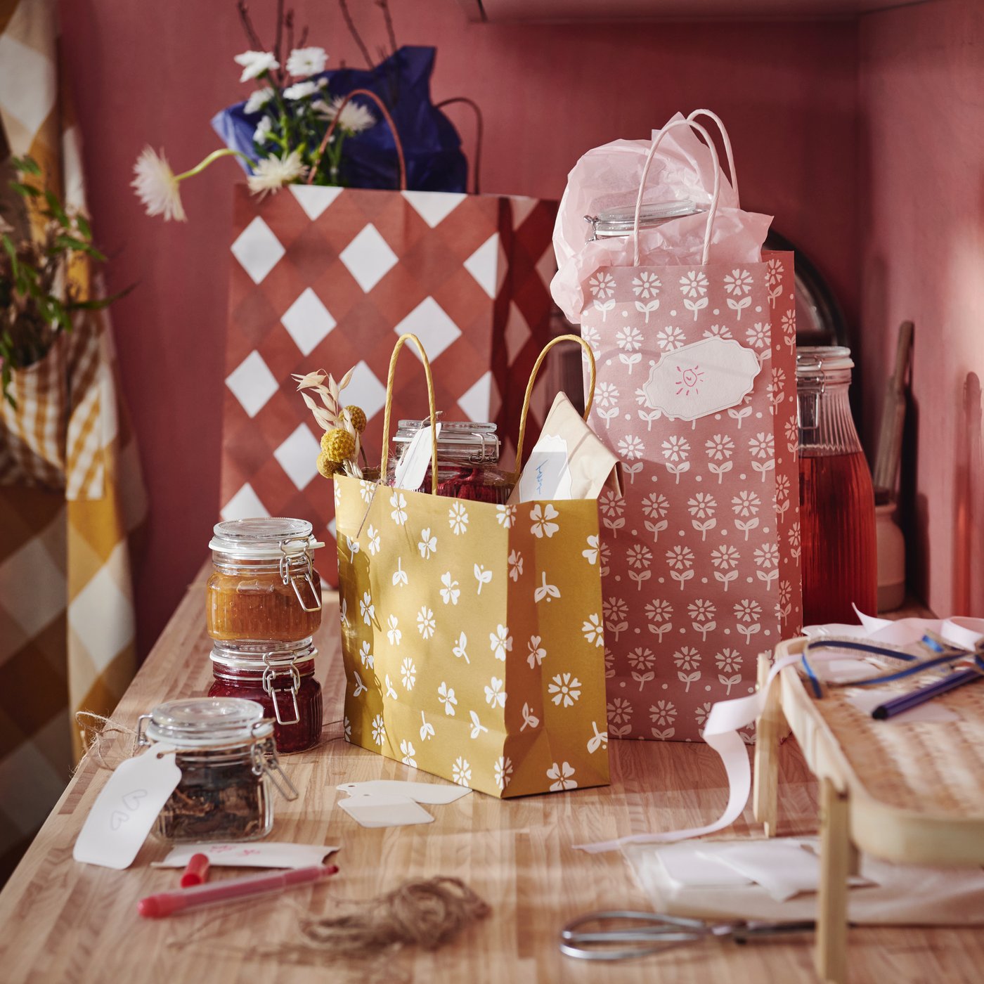 A clear glass KÖSSEBÄR jar with lid